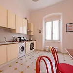 Blue Light House - Centro, 5 Terre A 5 Min Apartment La Spezia