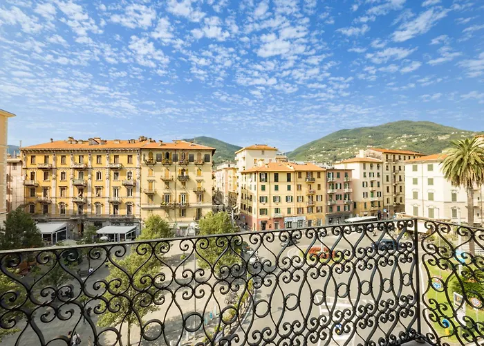 5 Terre Blue Light House Специя